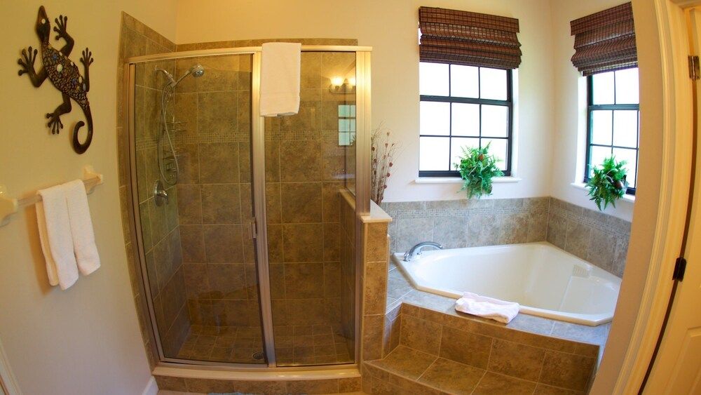 The Wakefield Vacation Home with Pool Signature 5 Bedroom Vacation Home with Pool 11