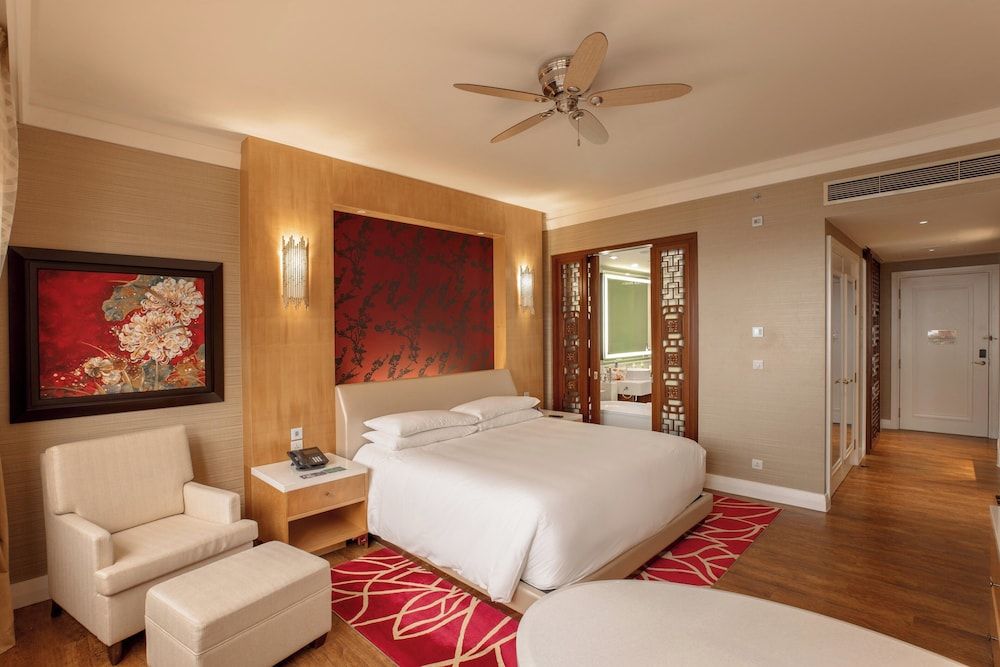 Classic Room, 1 King Bed, Golf View (Grand)