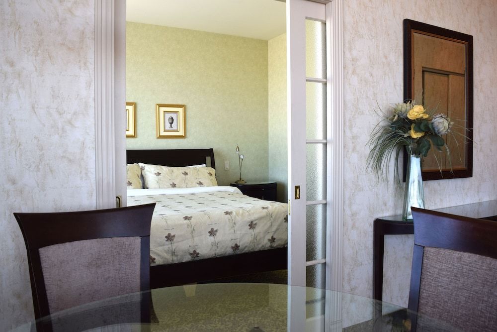 Hôtel Castel Suite, 1 King Bed 3