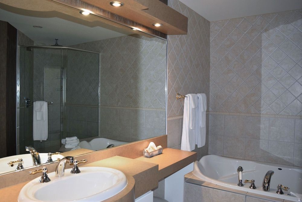 Hôtel Castel Suite, 1 King Bed 4