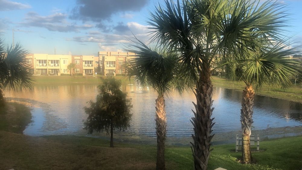 undefined Comfortable 4 BDR House near Disney in Orlando 3