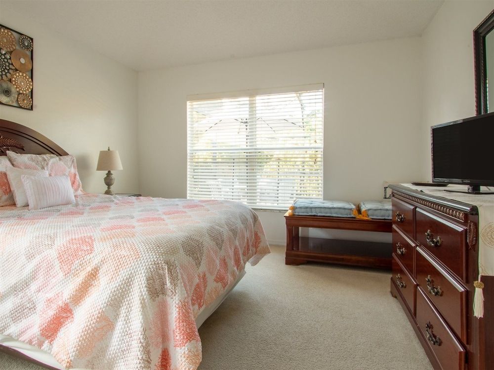 4 Bed and 3 Bath in Perfect Location With Pool by Florida Dream Home House (4 Bed and 3 Bath in Perfect Location ) 2