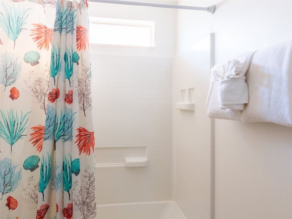 4 Bed and 3 Bath in Perfect Location With Pool by Florida Dream Home House (4 Bed and 3 Bath in Perfect Location ) 11