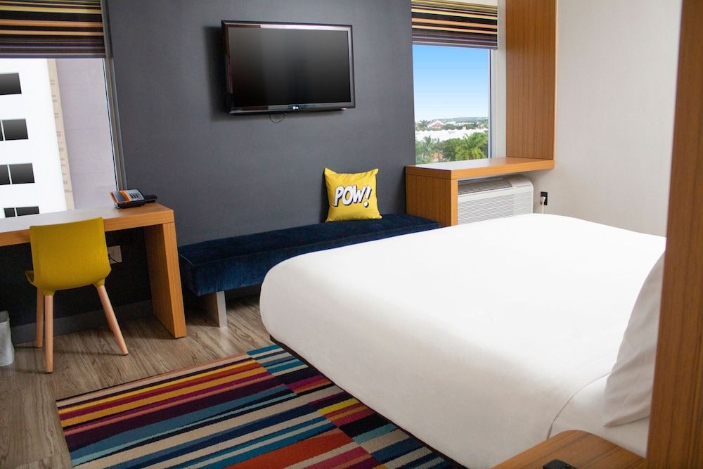 Aloft Miami Doral Room, 1 King Bed, Non Smoking 2