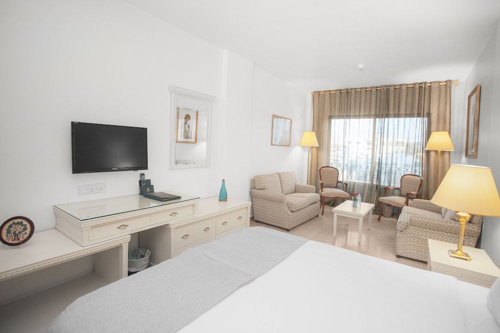 Grand Hotel Madaba Junior Studio Suite, Pool View 8