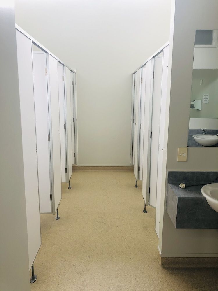 Silver Fern Lodge Standard room with shared bathroom 7