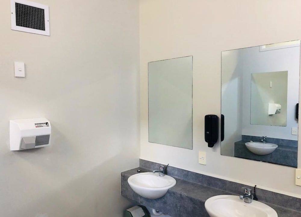 Silver Fern Lodge Standard room with shared bathroom 6