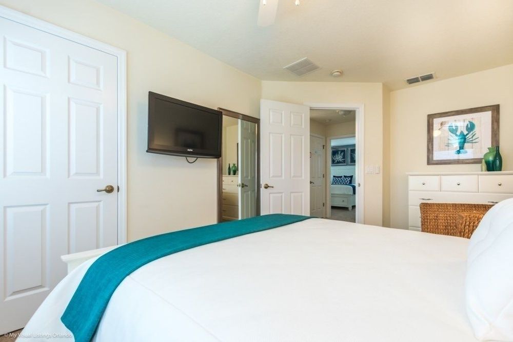 Bella Vidatown With Full Size Pool! 4 Bedroom Townhouse by RedAwning Townhome, 4 Bedrooms 9