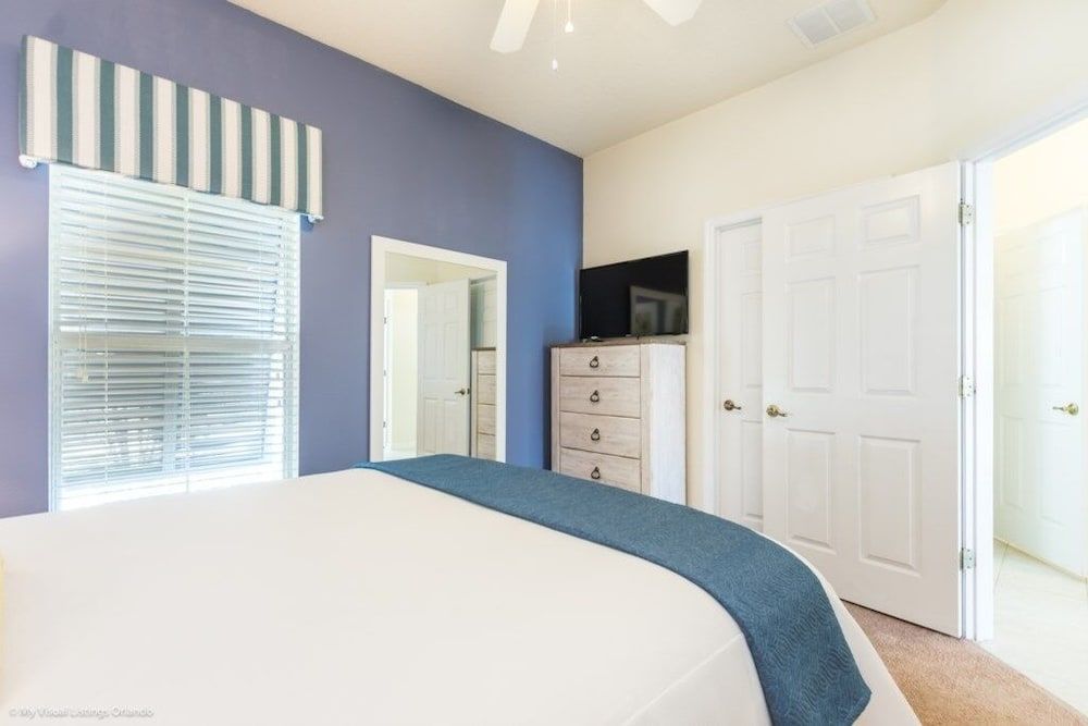 Bella Vidatown With Full Size Pool! 4 Bedroom Townhouse by RedAwning Townhome, 4 Bedrooms 4