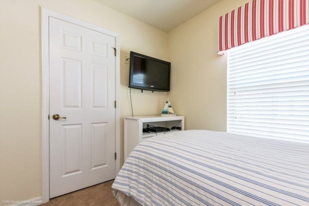 Bella Vidatown With Full Size Pool! 4 Bedroom Townhouse by RedAwning Townhome, 4 Bedrooms 6