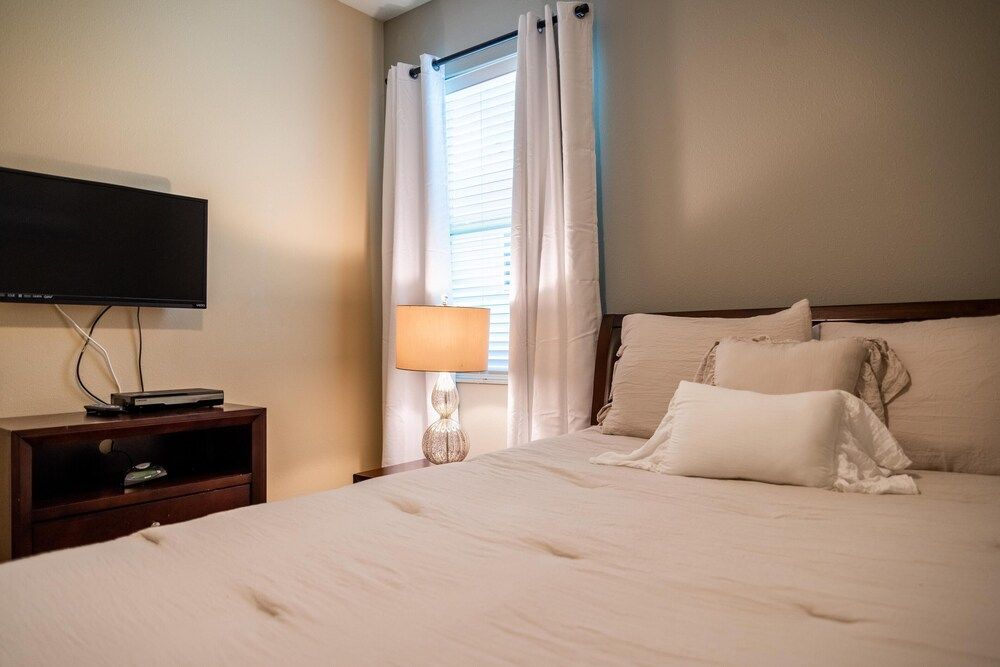 Sunrise Valley Villa by Orlando Short Term House (Gated Community,  Private pool and ga) 10