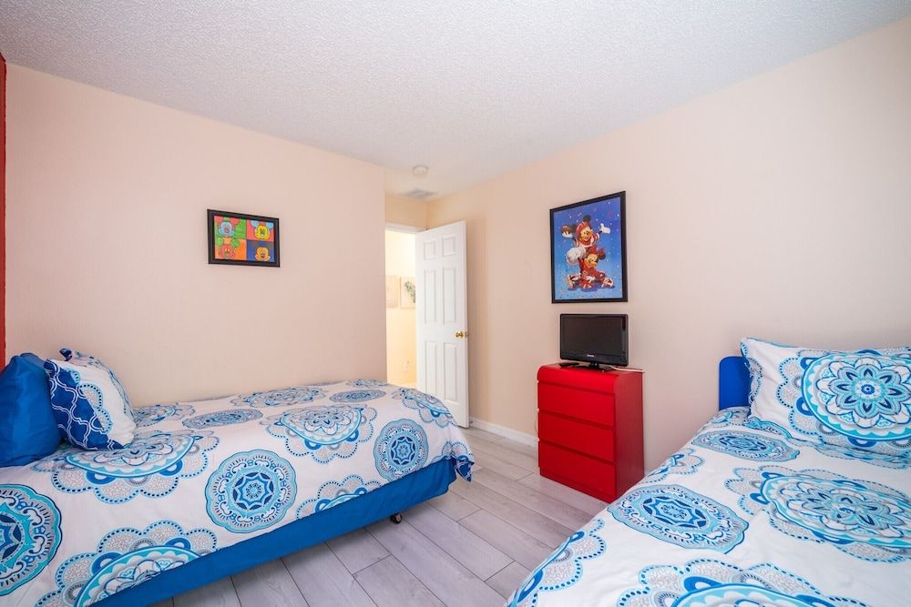 undefined Family-friendly Pool Home Spa Games Room 87217 10