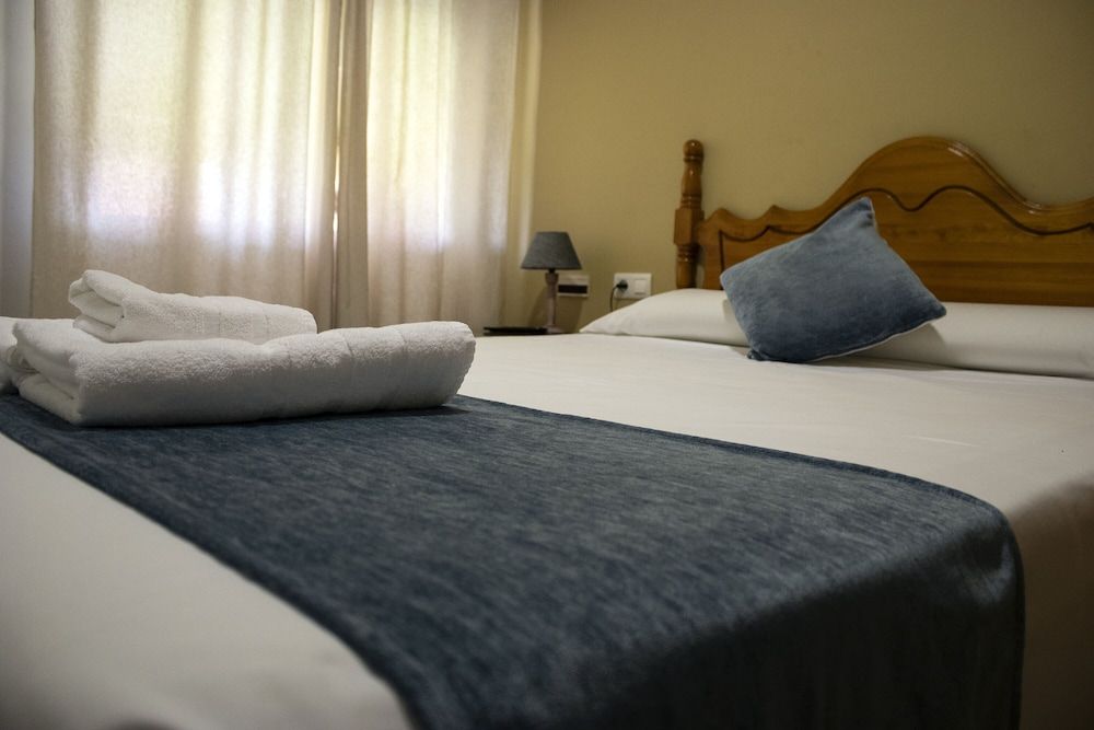 Hostal Valdepeñas by Bossh Hotels Double or Twin Room 3