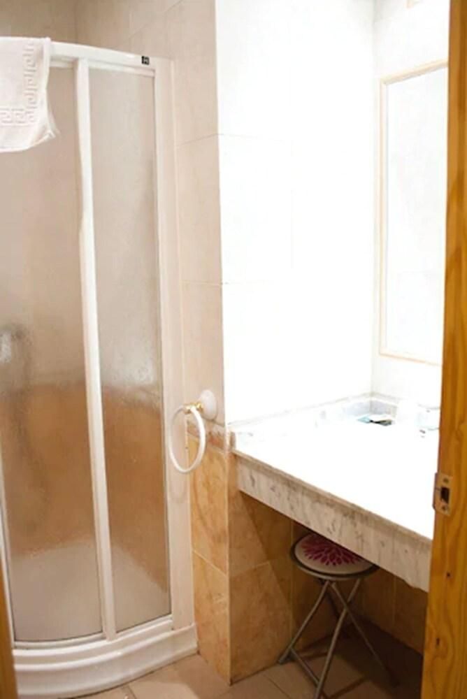 Hostal Valdepeñas by Bossh Hotels Economy Double or Twin Room 5