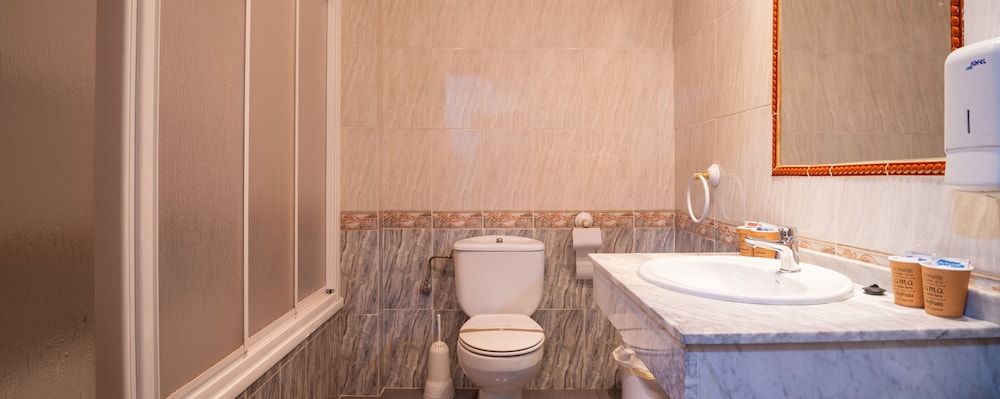 Hostal Valdepeñas by Bossh Hotels Economy Double or Twin Room 3