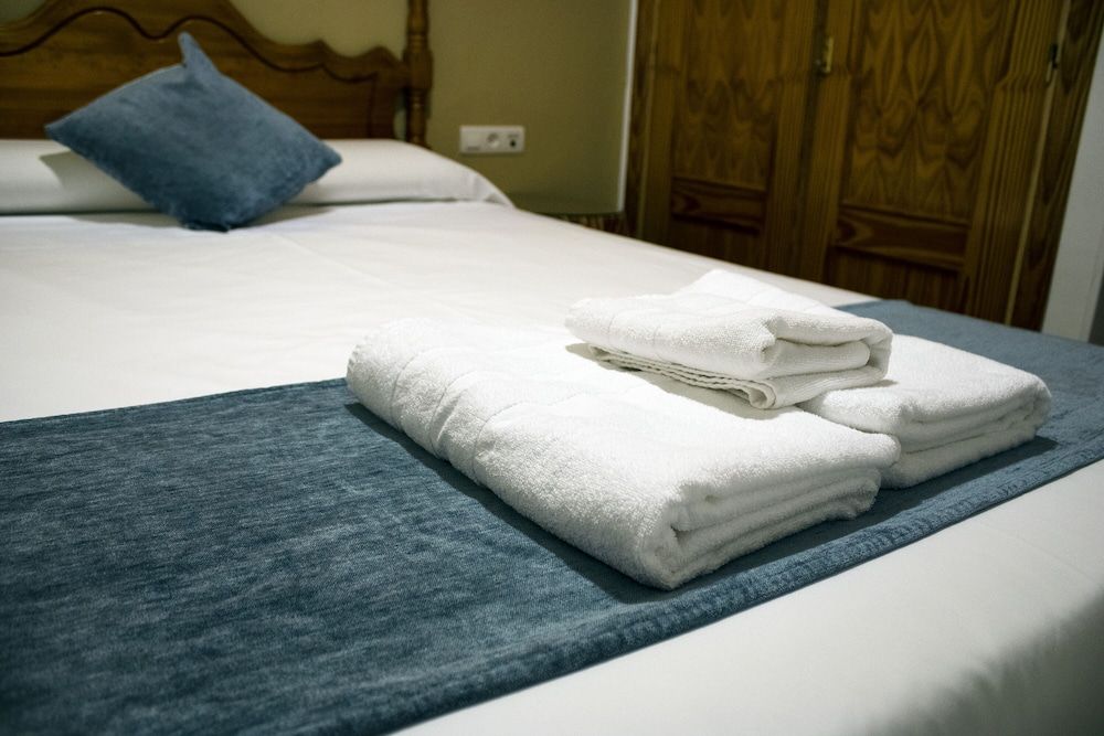 Hostal Valdepeñas by Bossh Hotels Comfort Double or Twin Room 3