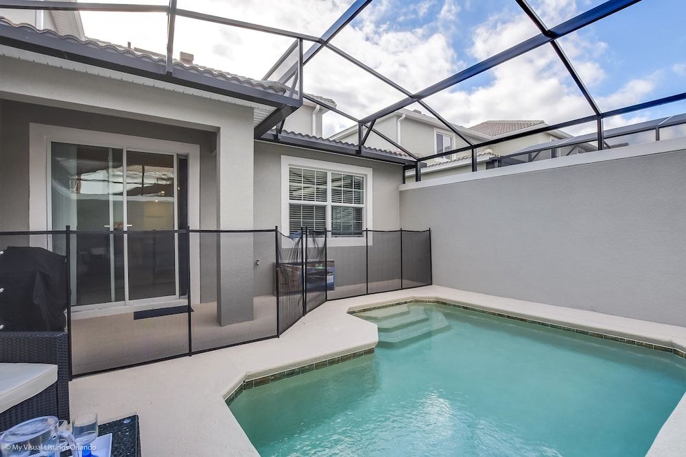 5 Bedroom 4 Bathroom Storey Lake House (4811LL) 11