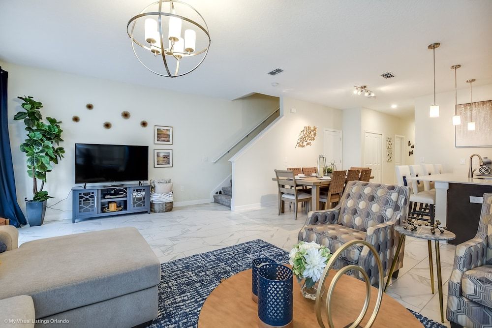 5 Bedroom 4 Bathroom Storey Lake House (4811LL) 15