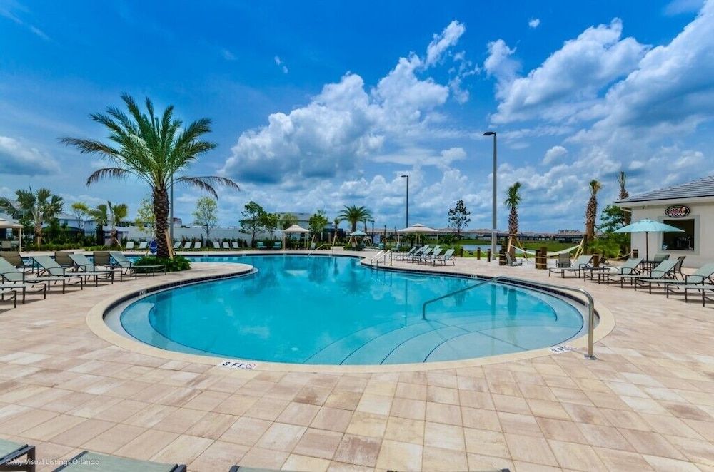 5 Bedroom 4 Bathroom Storey Lake House (4811LL) 42