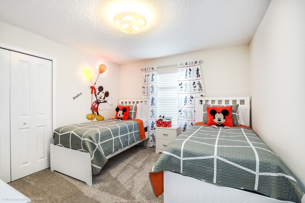 5 Bedroom 4 Bathroom Storey Lake House (4811LL) 37