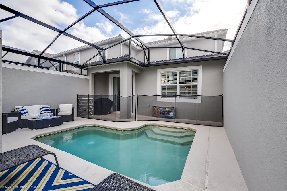 5 Bedroom 4 Bathroom Storey Lake House (4811LL) 12