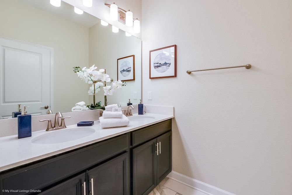 5 Bedroom 4 Bathroom Storey Lake House (4811LL) 16