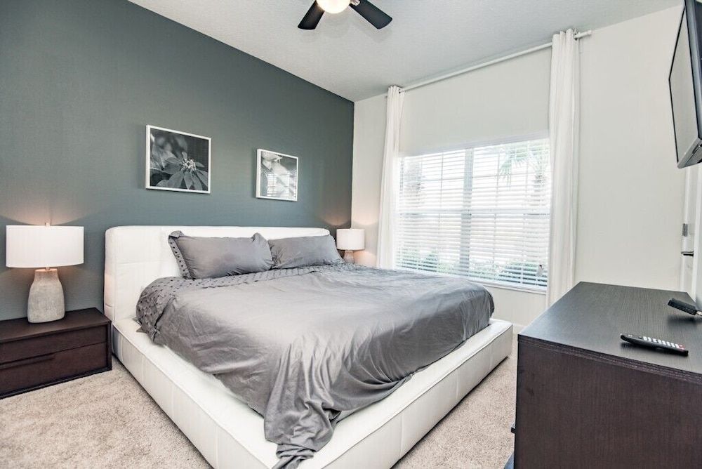 undefined 4 Bedroom 3 Bathroom Townhome w Pool