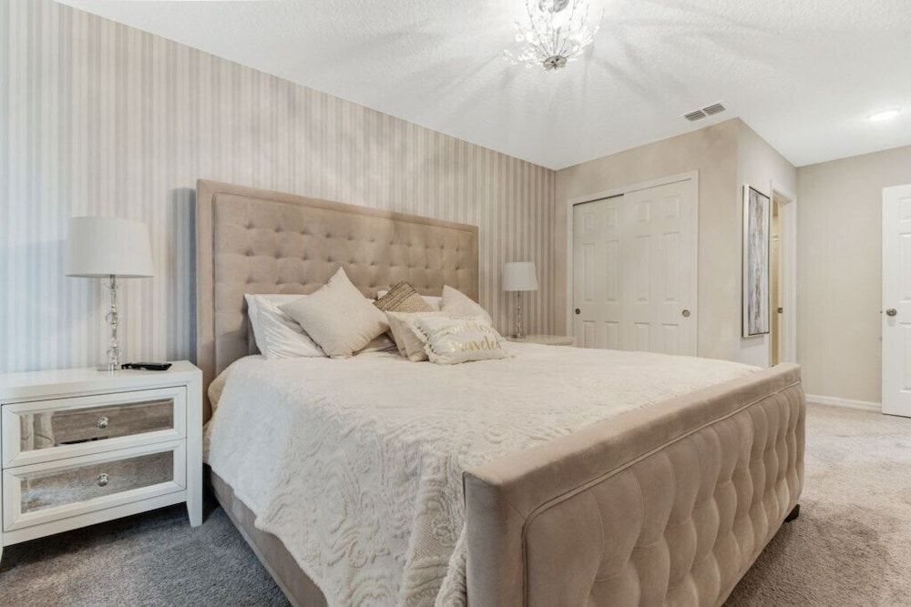 House (Incredible 5 bed 4 Bath with Private )
