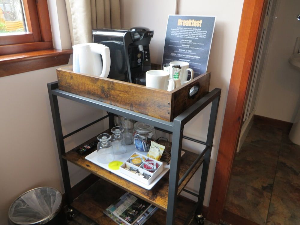 Eriskay Guest House and Aviemore Glamping Twin En-suite 5