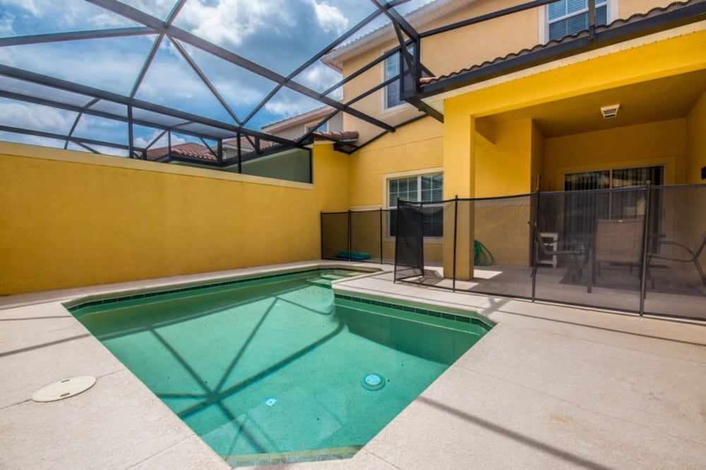 undefined 4 Bedroom 3 Bathroom Town Home With Pool 9