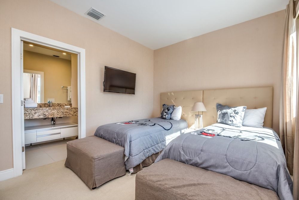 Magic Village Resort 4 Bdrm Townhome House (Magic Village Resort Property 2 Mins ) 8