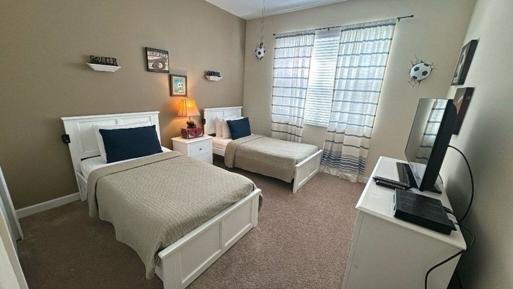 Paradise Palms - 5 Bedroom Pool - 3500PP Home by RedAwning House, 5 Bedrooms 3