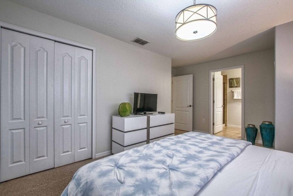 Storey Lake- 5 Bedroom Townhome w/ Pool- 1600ST Townhouse by RedAwning Townhome, 5 Bedrooms 9