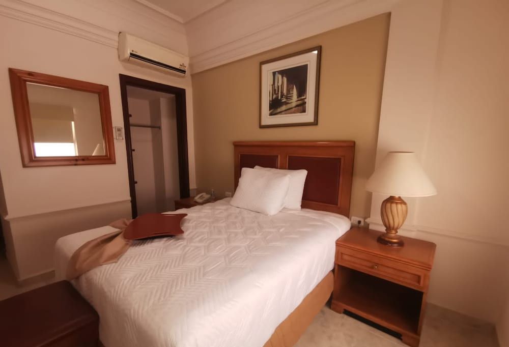 Hotel Savoy Express Standard Room, 1 King Bed 5