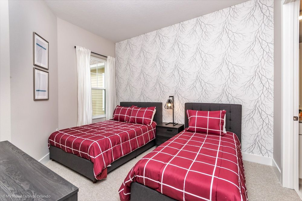 Upscale Townhome W/pool Access! 5 mi. to Disney! House (4 Bedrooms) 3