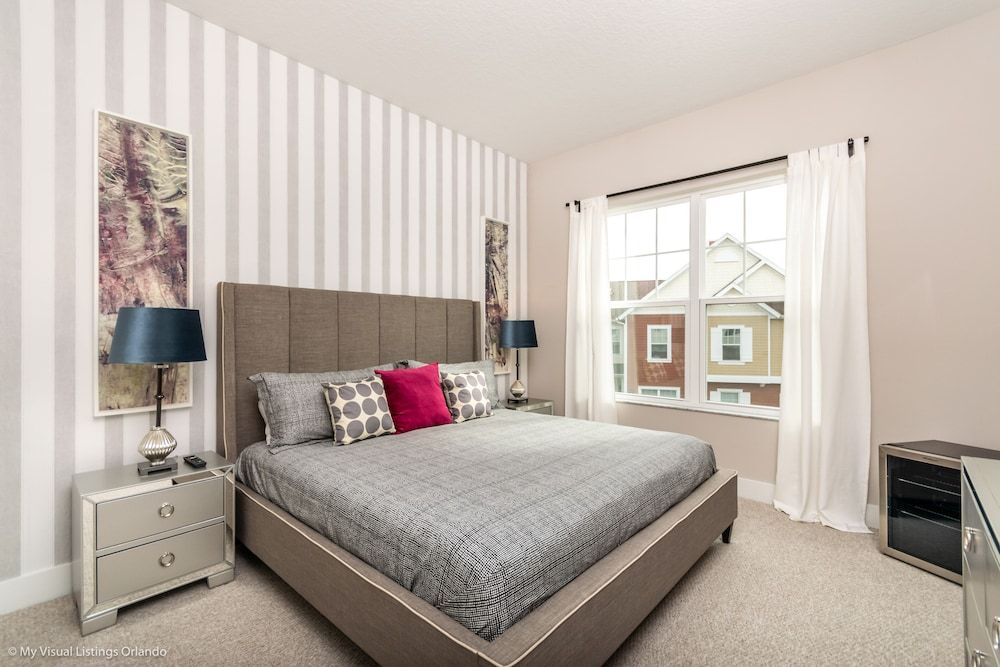 Upscale Townhome W/pool Access! 5 mi. to Disney! House (4 Bedrooms) 2