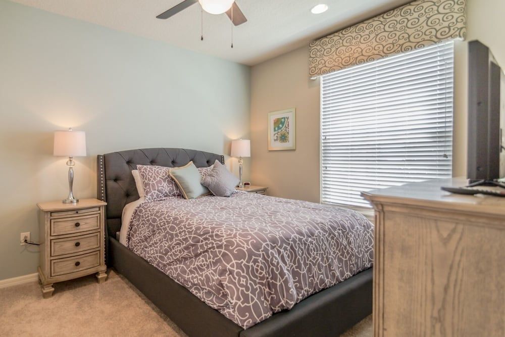 Apartment (2054 Windsor at Westside)