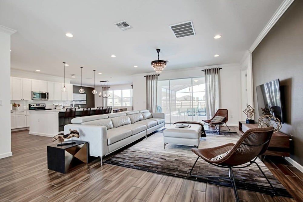 undefined Comfortable and Modern Home With Private Pool Near Disney 6