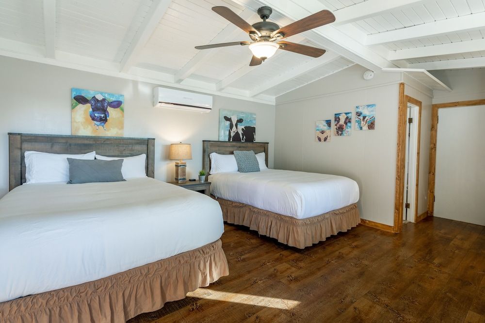 Apple Tree Inn Deluxe Room, 2 Queen Beds