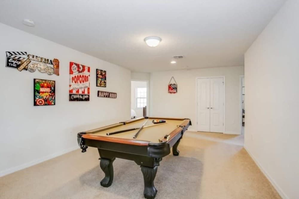 House, Multiple Beds (9 Bedroom Windsor at Westside Home)