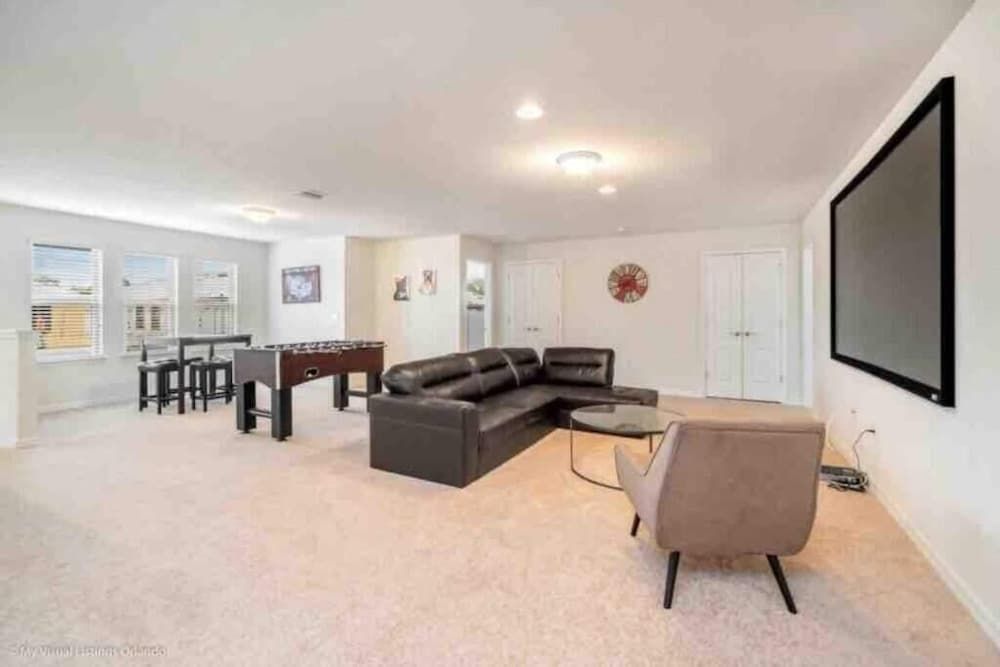House, Multiple Beds (9 Bedroom Windsor at Westside Home)