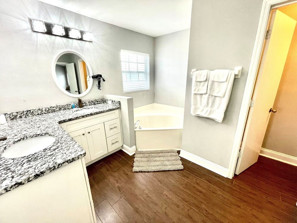 undefined Wonderland at White Crane Hot tub & Lake Views!