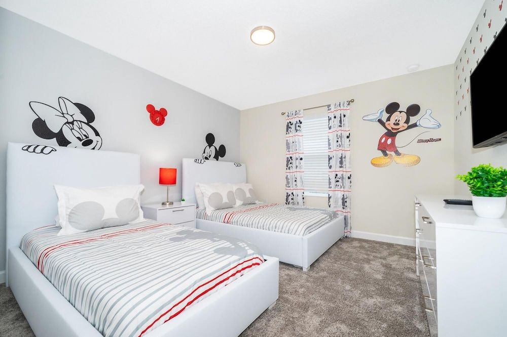 undefined Gorgeous New Home With Private Pool Within Minutes to Disney and Most Attractions 3