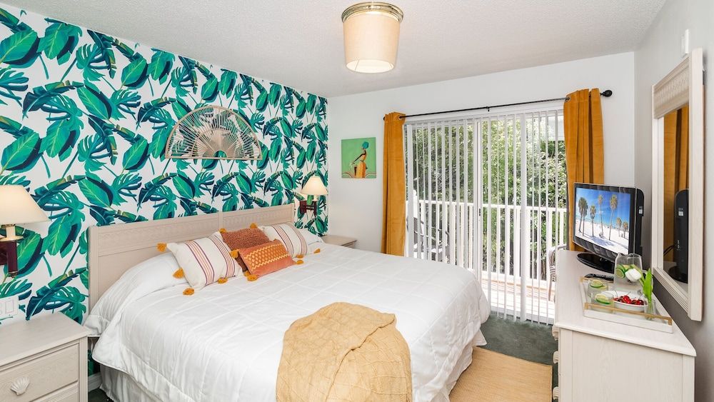 undefined Tropical Lux 8