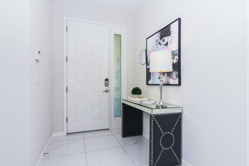 Relax in Style: Elegant Vacation Home in Orlando House (Multiple Bedrooms) 5