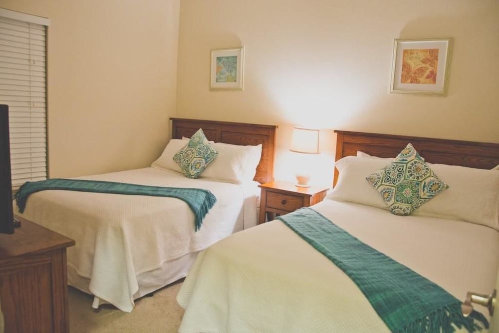 Villa Pelegrino - Lucaya Village Apartment 6