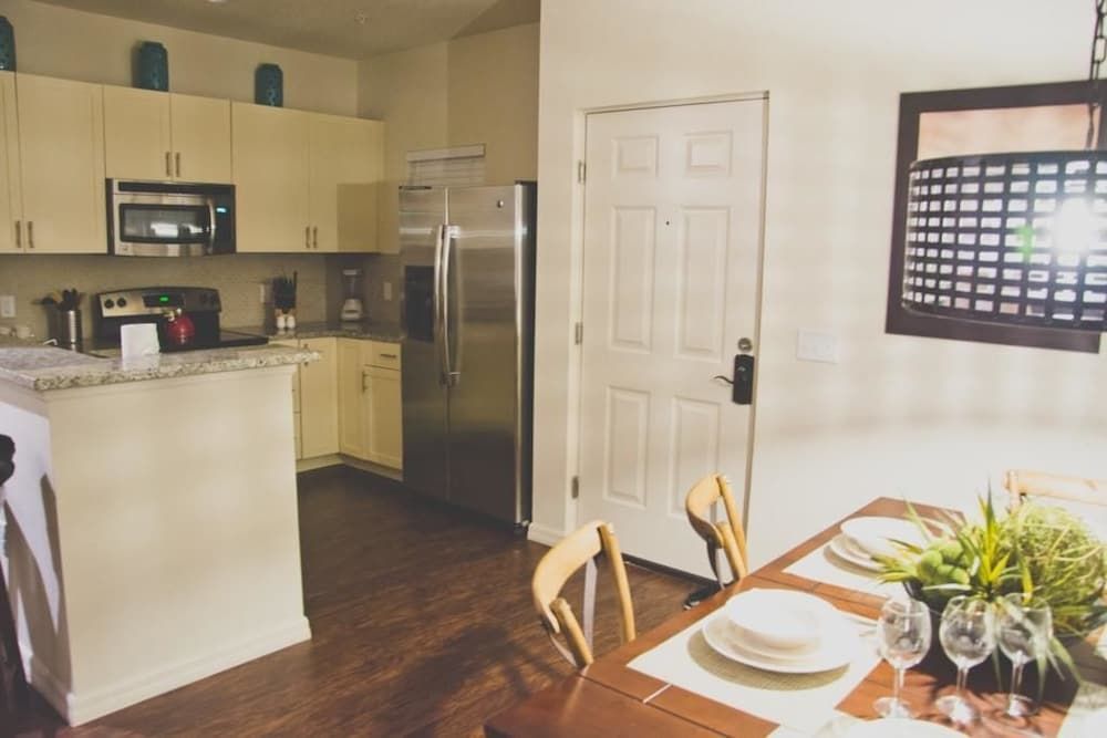 Villa Pelegrino - Lucaya Village Apartment 9