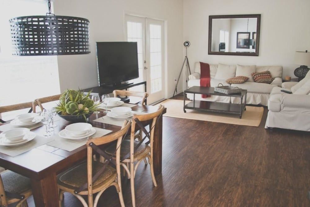 Villa Pelegrino - Lucaya Village Apartment 8