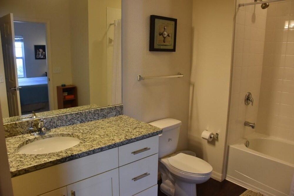 Villa Aventura - Lucaya Village Apartment 25