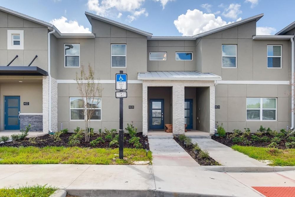 undefined 408 OC - Luxe 4BR Townhome Private Pool 11 Guests 3